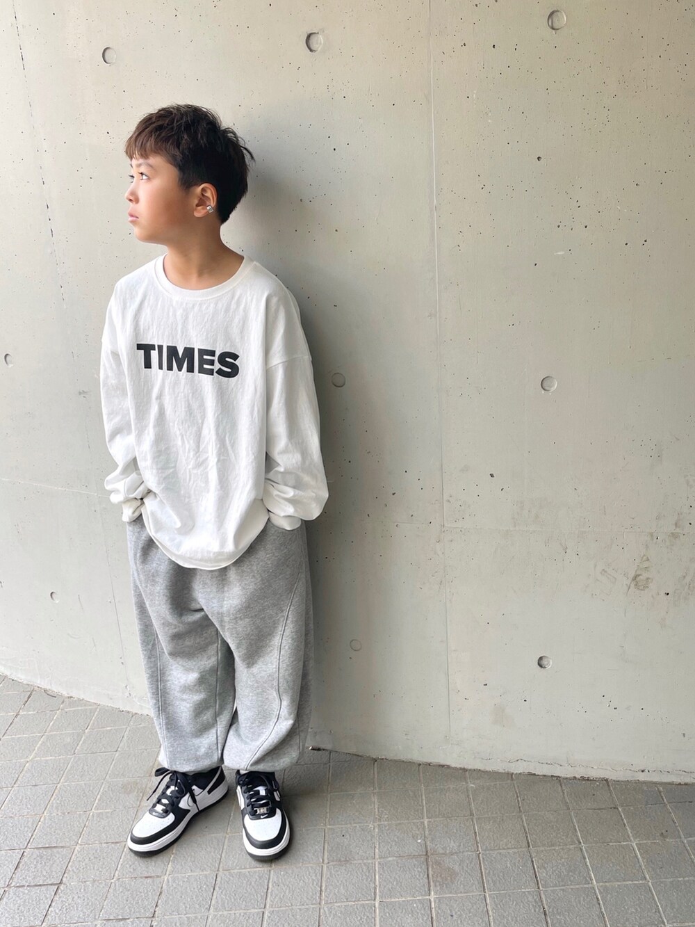 ホワイト系のTシャツ/カットソー、グレー系のスウェットパンツ、ホワイト系のスニーカーを着用したキッズの春コーディネートの4枚目の写真