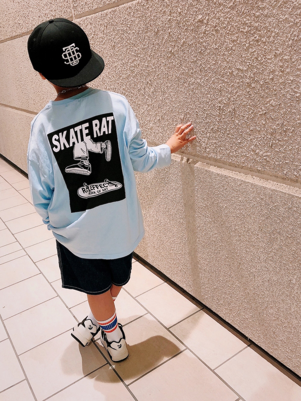 ブルー系のTシャツ/カットソー、ブルー系のその他パンツ、その他のスニーカーを着用したキッズの夏コーディネートの2枚目の写真