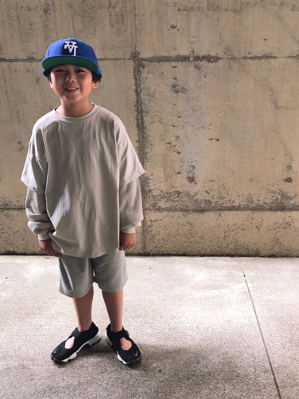 グレー系のTシャツ/カットソー、グレー系のその他パンツ、ブラック系のスニーカーを着用したキッズの春コーディネートの2枚目の写真