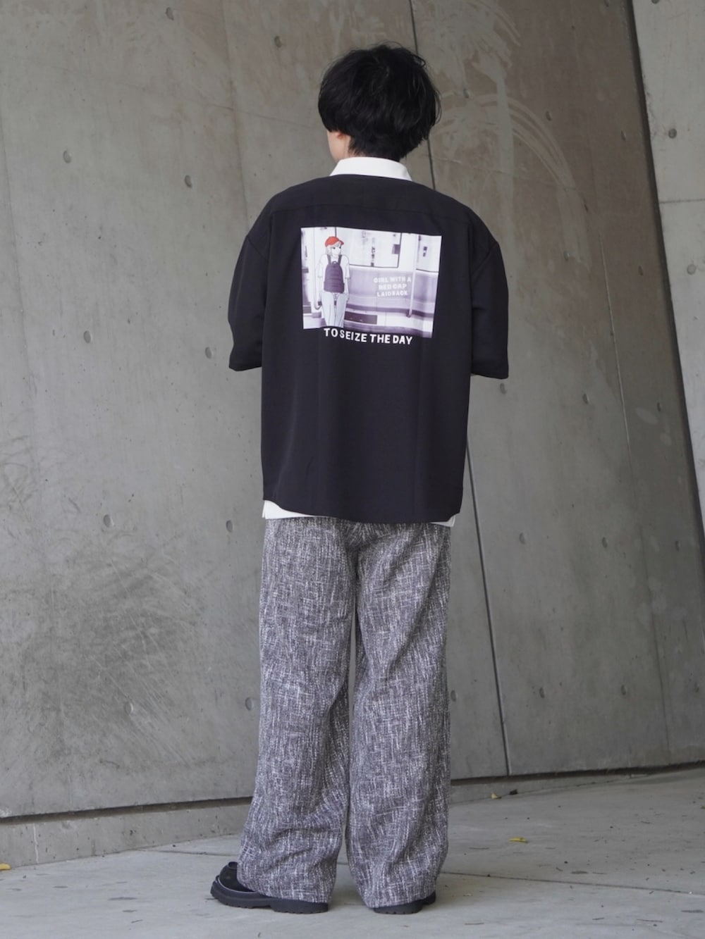 ブラック系のシャツ/ブラウス、ブラック系のスラックス、ブラック系のブーツを着用したメンズの春コーディネートの2枚目の写真