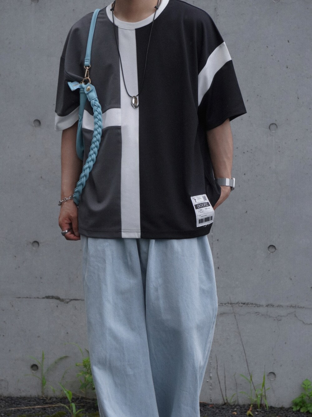 ブラック系のTシャツ/カットソー、ブルー系のデニムパンツ、ブラック系のドレスシューズを着用したメンズの夏コーディネートの2枚目の写真