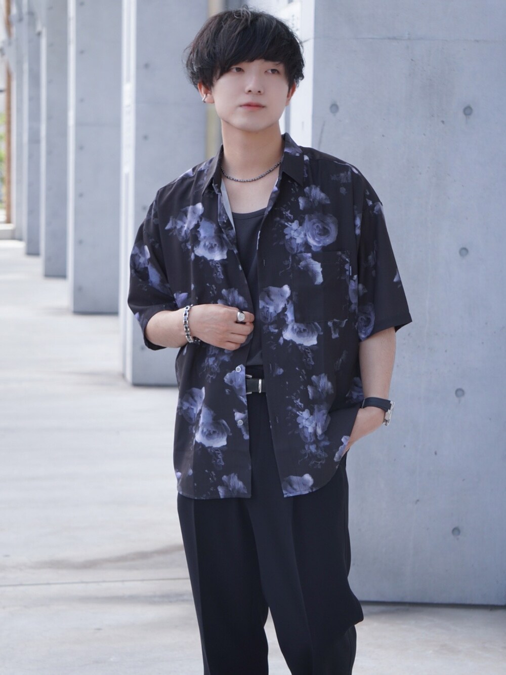 ブラック系のシャツ/ブラウス、グレー系のタンクトップ、ブラック系のスラックスを着用したメンズの夏コーディネートの2枚目の写真