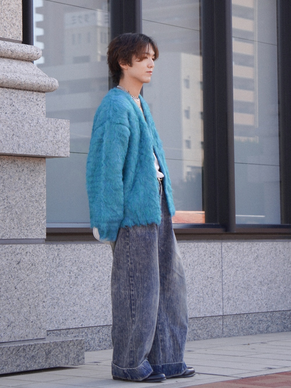 ブルー系のカーディガン/ボレロ、グレー系のタンクトップ、ホワイト系のタンクトップを着用したメンズの秋コーディネートの2枚目の写真