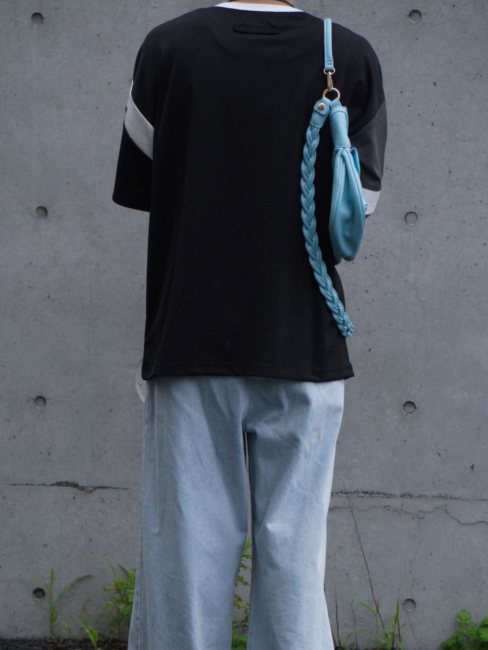 ブラック系のTシャツ/カットソー、ブルー系のデニムパンツ、ブラック系のドレスシューズを着用したメンズの夏コーディネートの3枚目の写真