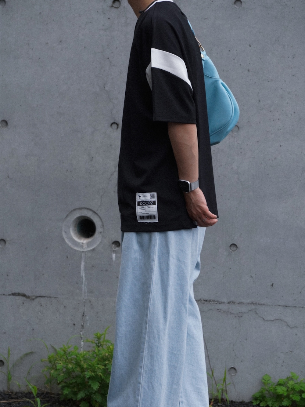 ブラック系のTシャツ/カットソー、ブルー系のデニムパンツ、ブラック系のドレスシューズを着用したメンズの夏コーディネートの4枚目の写真