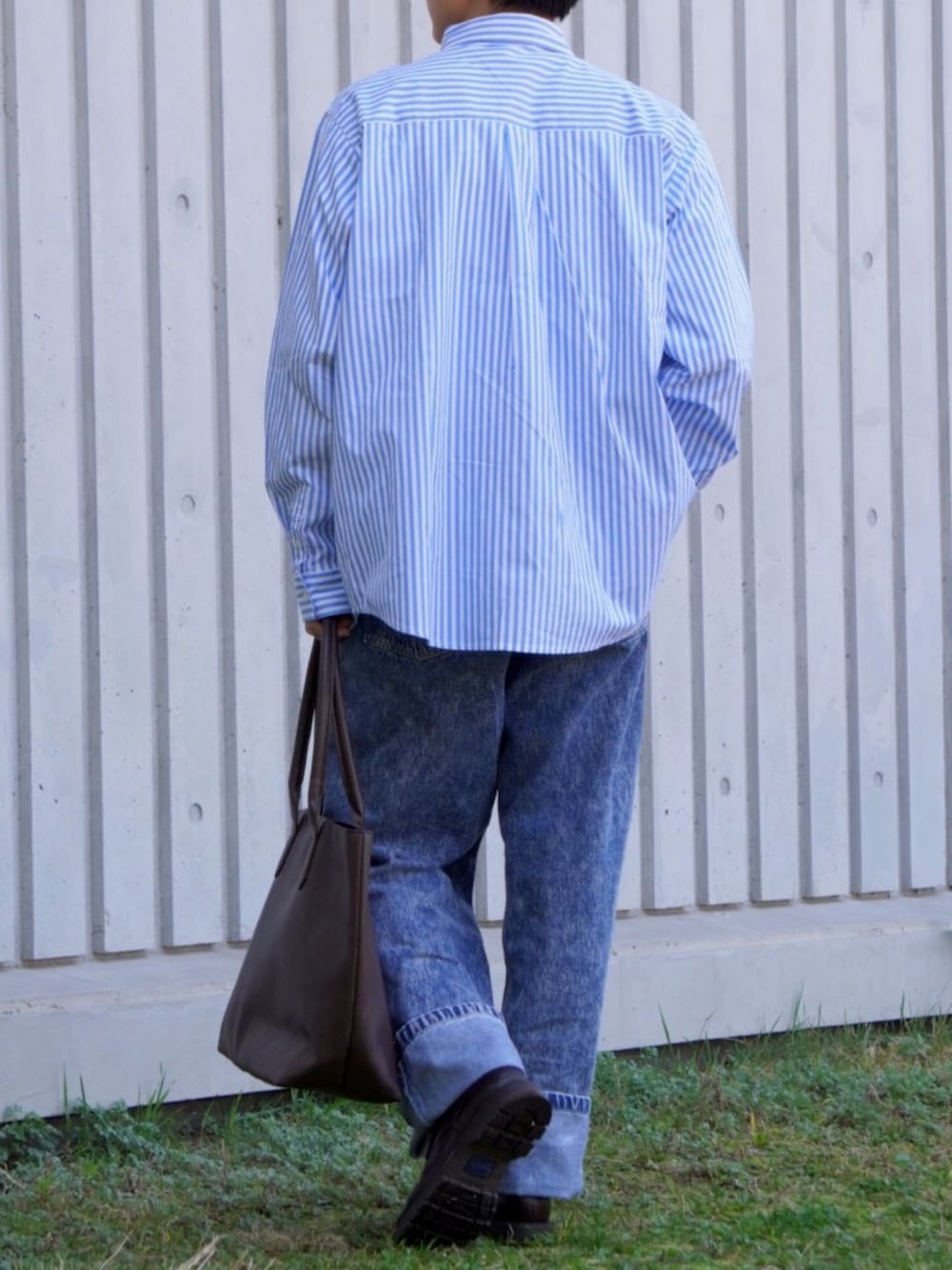ブルー系のシャツ/ブラウス、ブルー系のデニムパンツ、ブラウン系のトートバッグを着用したメンズの春コーディネートの3枚目の写真