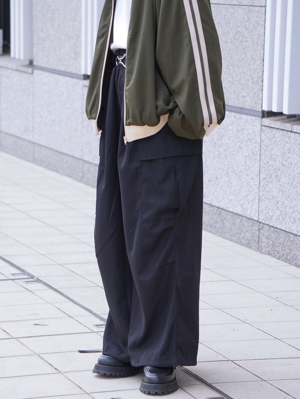 ブラック系のカーゴパンツ、グリーン系のブルゾン、ブラック系のドレスシューズを着用したメンズの秋コーディネートの4枚目の写真