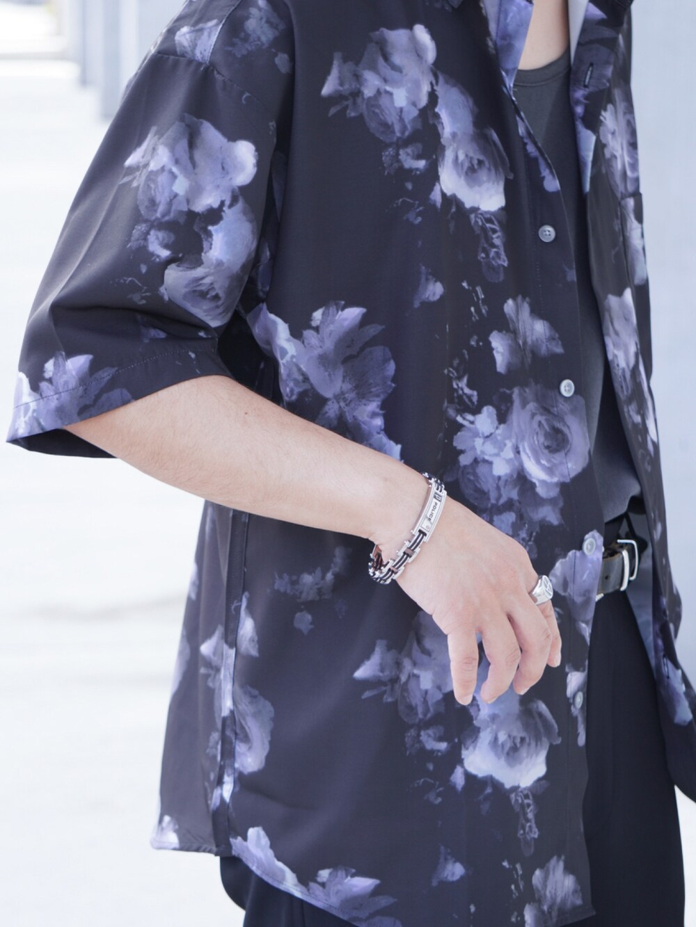 ブラック系のシャツ/ブラウス、グレー系のタンクトップ、ブラック系のスラックスを着用したメンズの夏コーディネートの3枚目の写真