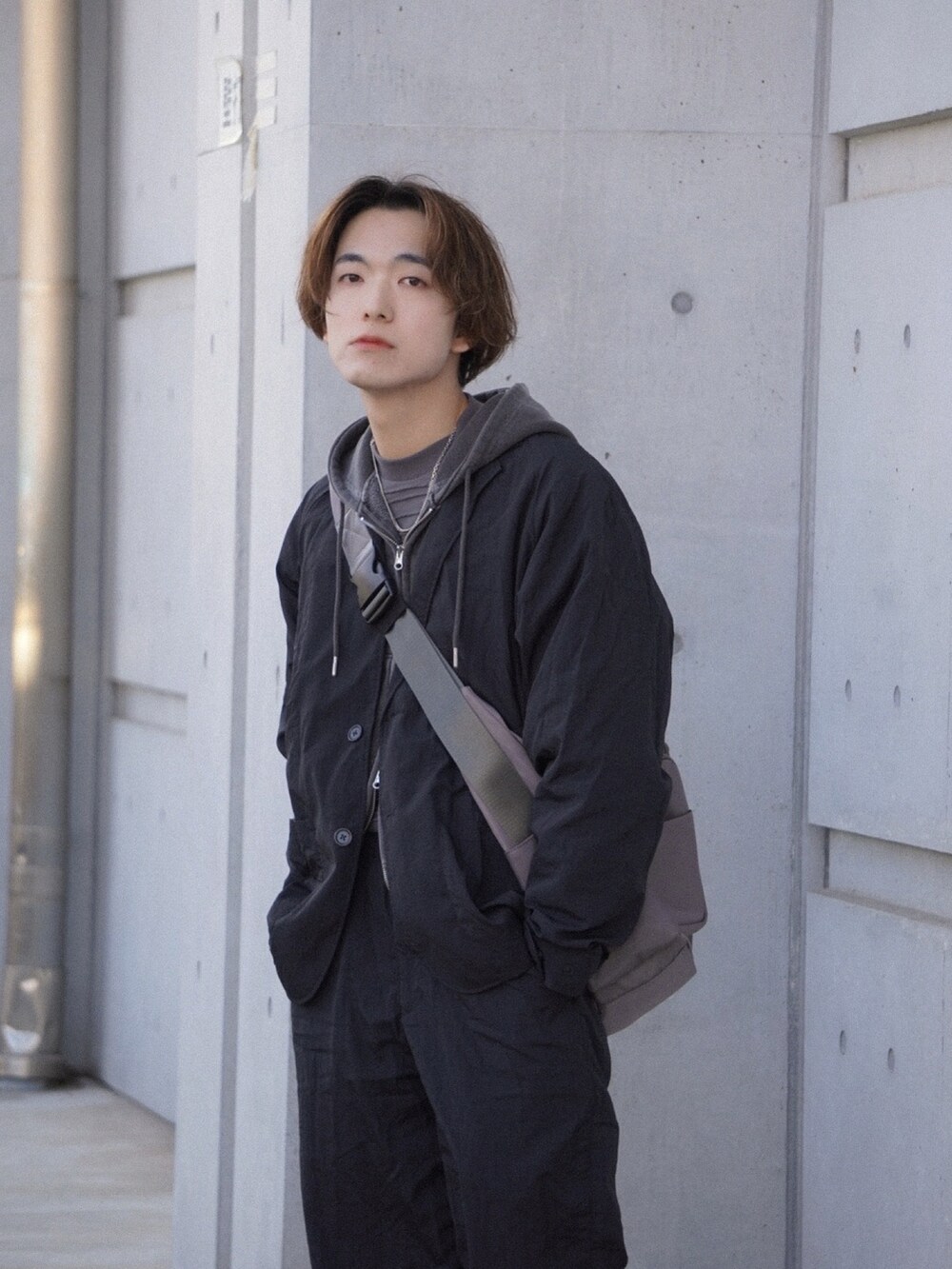 ブラック系のその他パンツ、ブラック系のテーラードジャケット、グレー系のパーカーを着用したメンズの春コーディネートの3枚目の写真