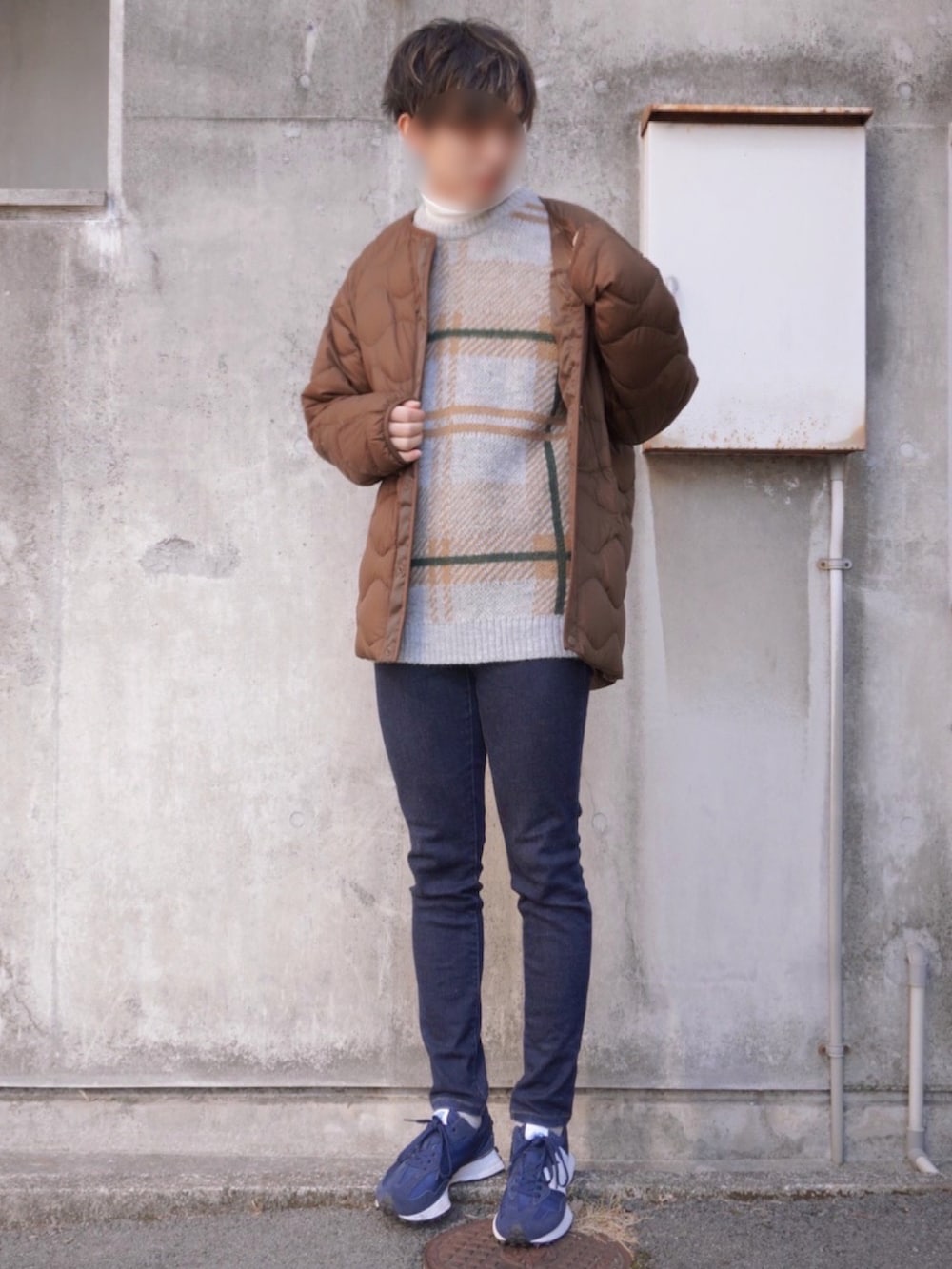 ブラウン系のジャケット/アウター、グレー系のニット/セーター、ブルー系のデニムパンツを着用したメンズの冬コーディネートの3枚目の写真
