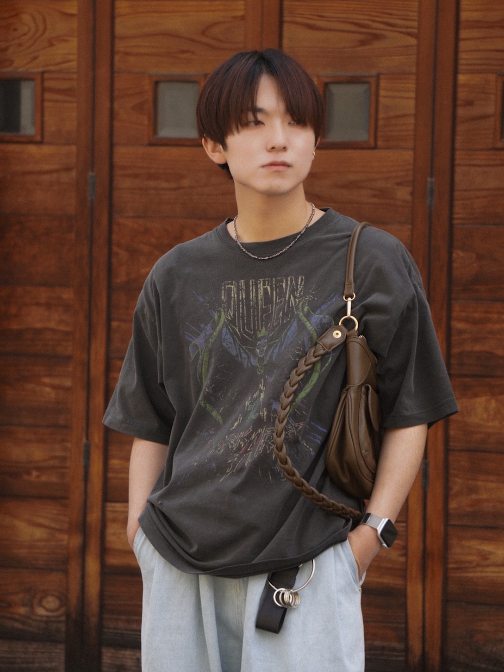 「夏コーデ、大人カジュアル、Tシャツ、バンドT、デニム、デニムパンツ、初夏コーデ、デートコーデ、プチプラ、スニーカー、スニーカーコーデ、春夏コーデ、古着MIX、メンズコーデ、低身長コーデ」|「Disneyの24SS 新柄追加【Disney / ディズニー】Villains /ヴィランズ ヴィンテージライク ピグメント加工 ビッグシルエット 半袖プリントTシャツ カットソー ユニセックス(Tシャツ/カットソー、グレー系)」を使った、Kyoさん(メンズ・168cm)の春コーディネートの3枚目の写真