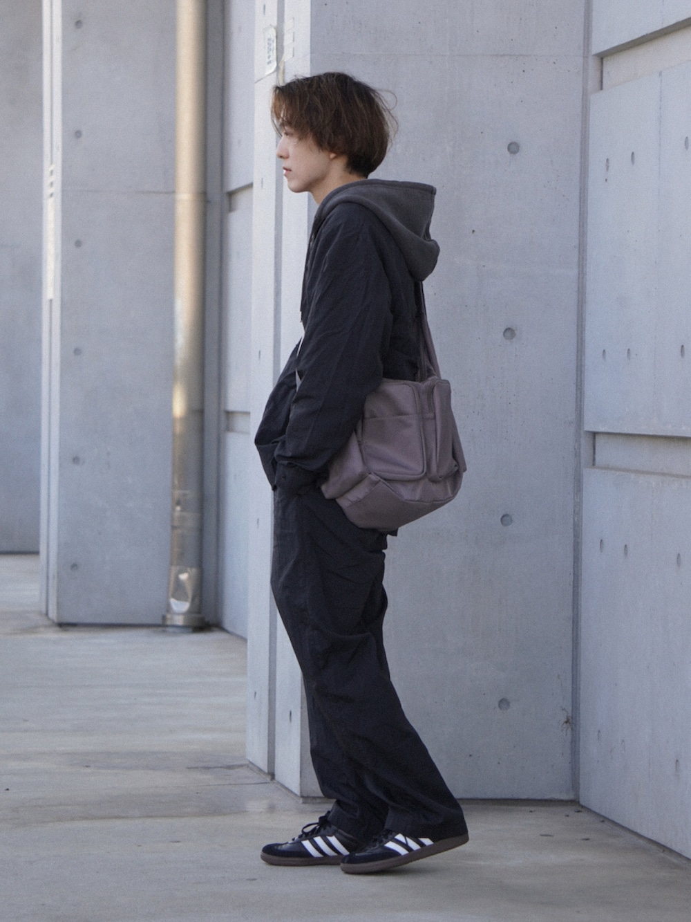ブラック系のその他パンツ、ブラック系のテーラードジャケット、グレー系のパーカーを着用したメンズの春コーディネートの2枚目の写真