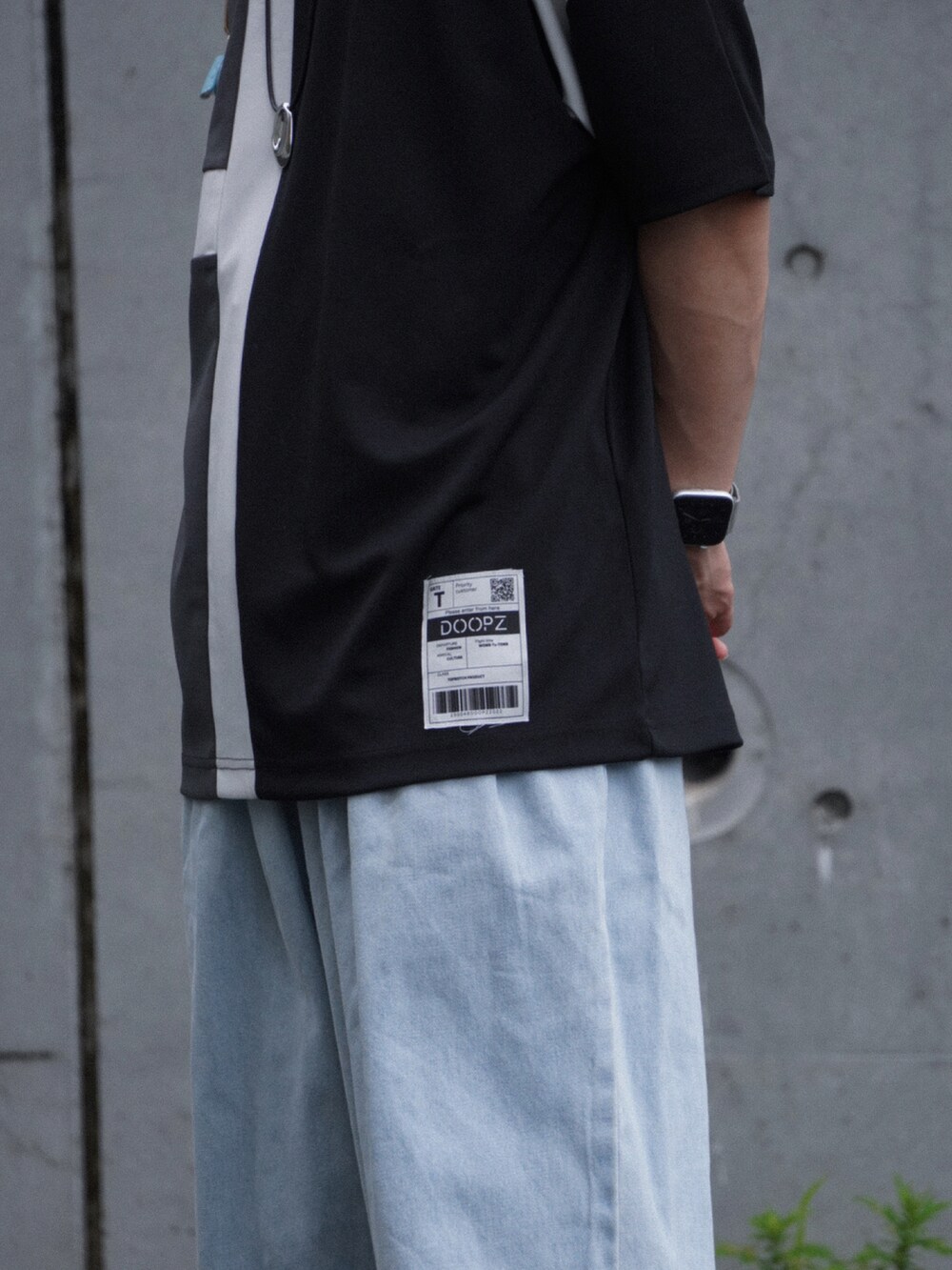 ブラック系のTシャツ/カットソー、ブルー系のデニムパンツ、ブラック系のドレスシューズを着用したメンズの夏コーディネートの5枚目の写真