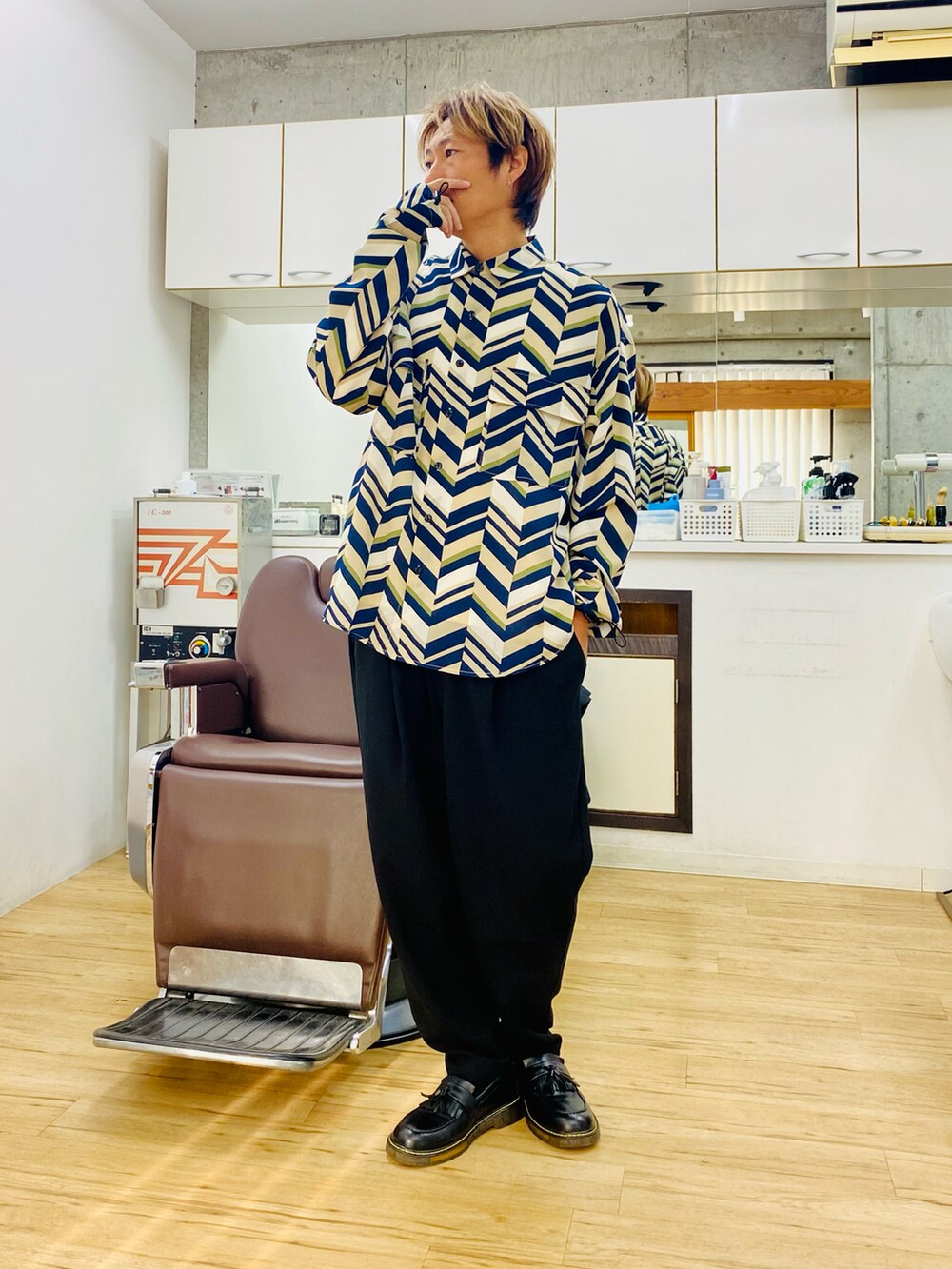 ブラック系のその他パンツ、その他のシャツ/ブラウス、ブラック系のローファーを着用したメンズの冬コーディネートの2枚目の写真