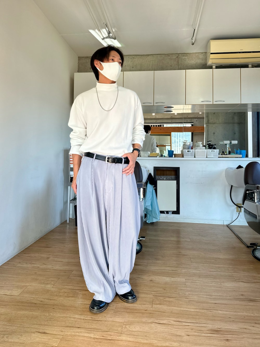 グレー系のその他パンツ、ブラック系のローファーを着用したメンズの秋コーディネートの2枚目の写真