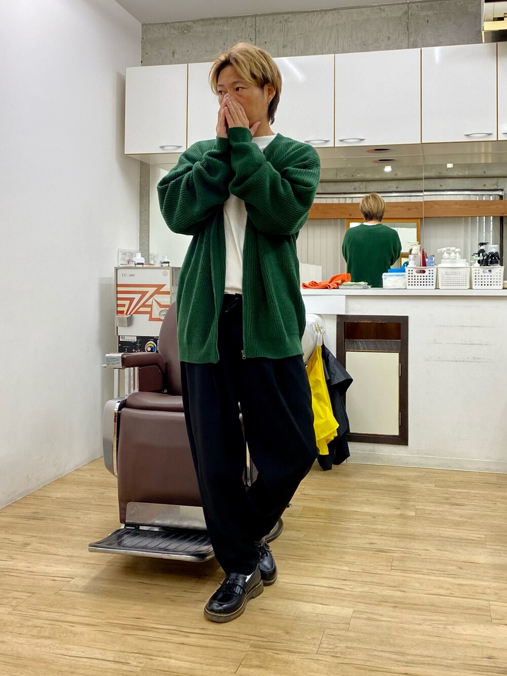 ブラック系のその他パンツ、ブラック系のローファー、グリーン系のカーディガン/ボレロを着用したメンズの冬コーディネートの2枚目の写真