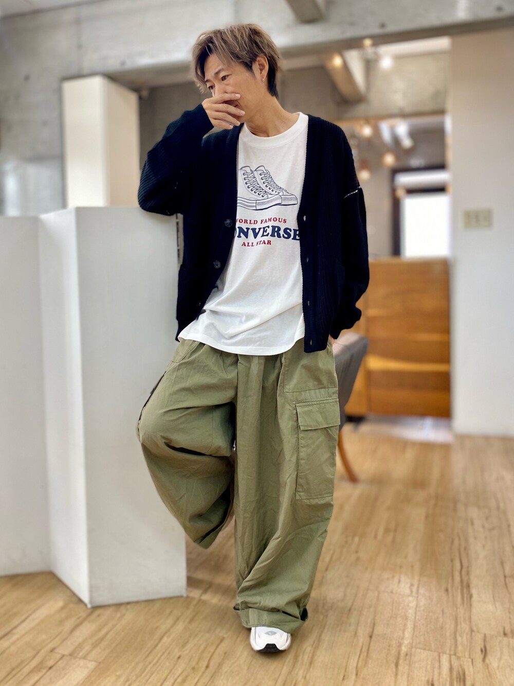 ブラック系のカーディガン/ボレロ、ホワイト系のTシャツ/カットソー、グリーン系のカーゴパンツを着用したメンズの秋コーディネートの2枚目の写真