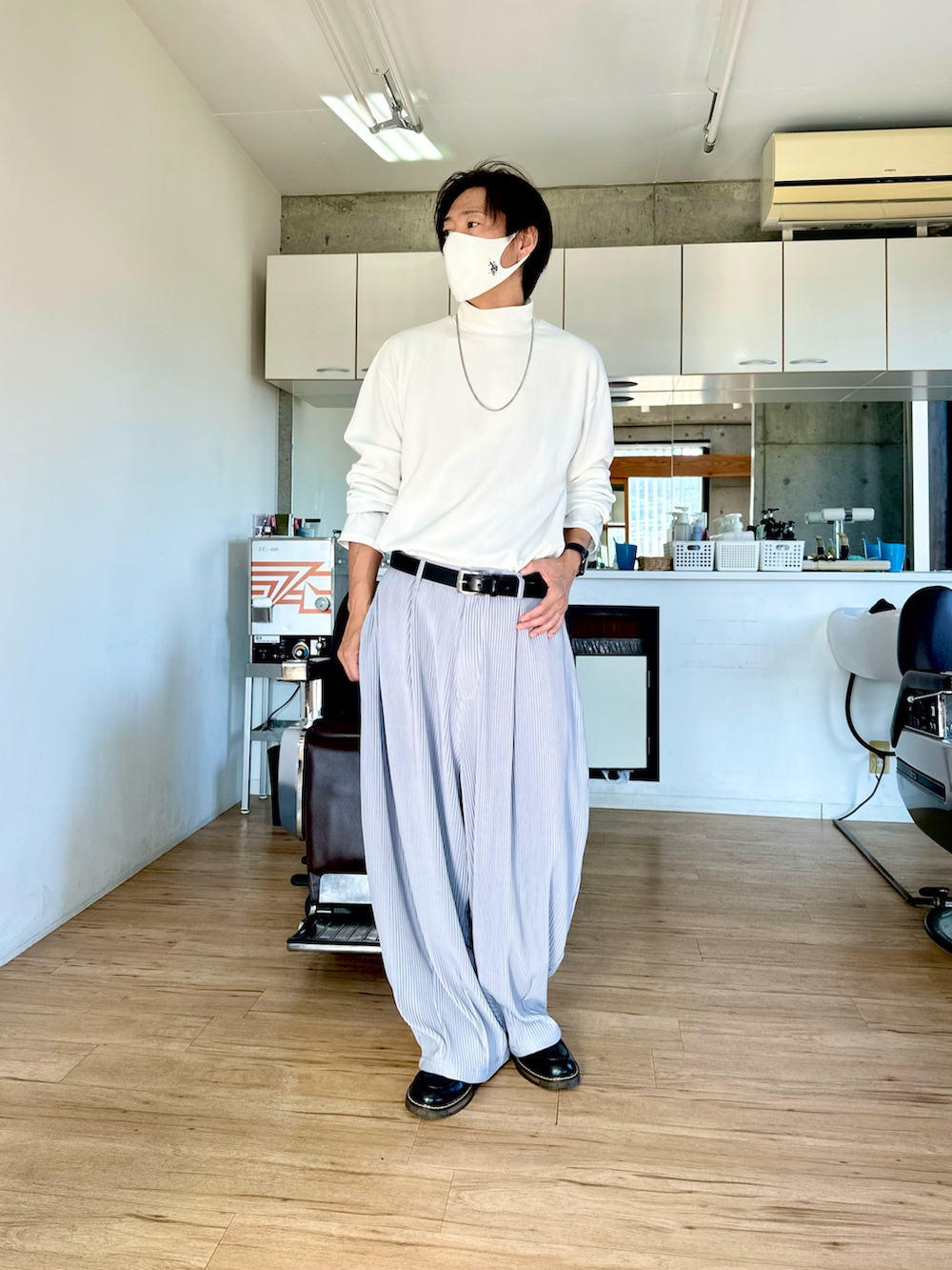 グレー系のその他パンツ、ブラック系のローファーを着用したメンズの秋コーディネートの3枚目の写真