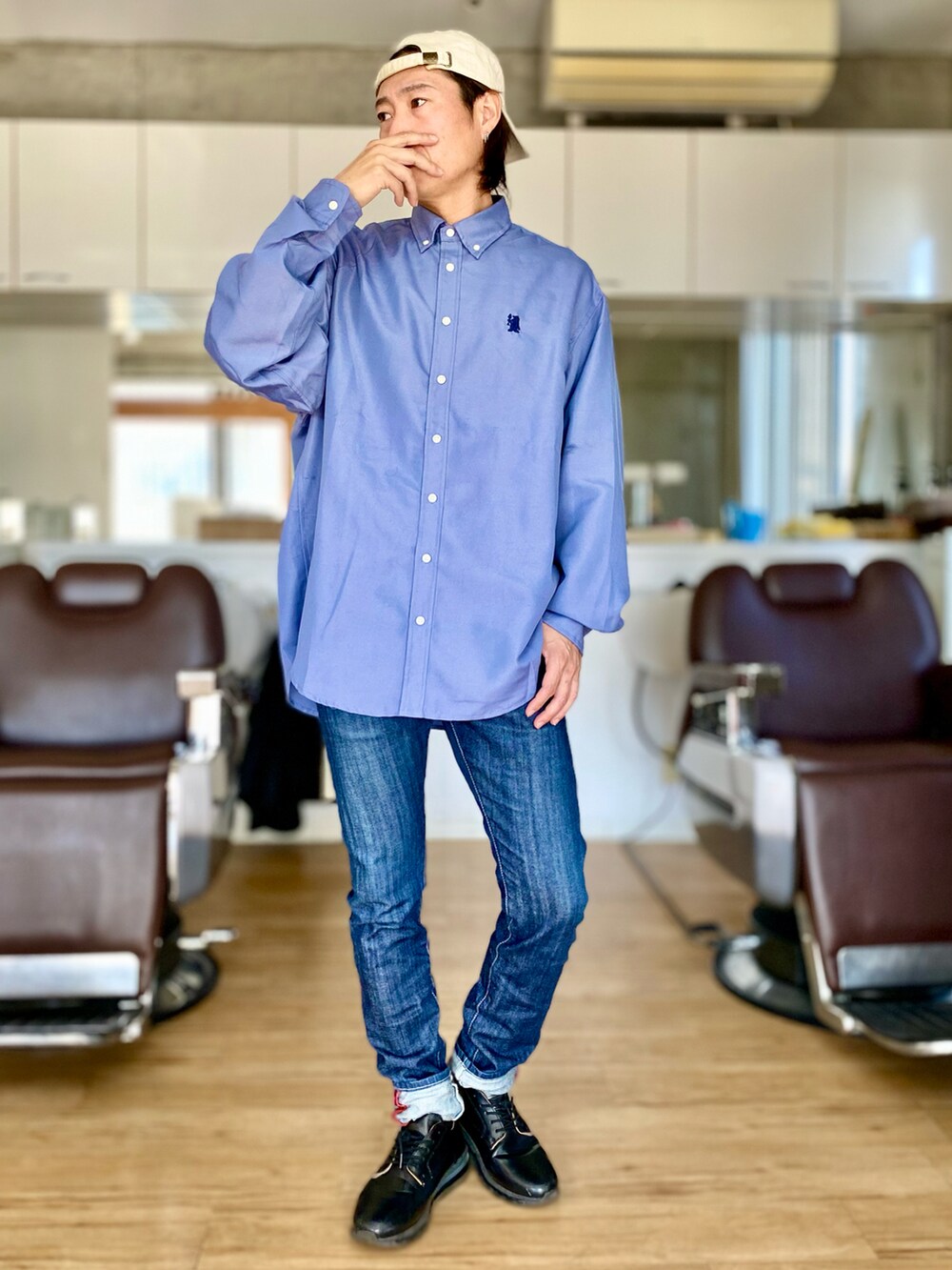 ブルー系のシャツ/ブラウス、ブルー系のデニムパンツを着用したメンズの春コーディネートの2枚目の写真