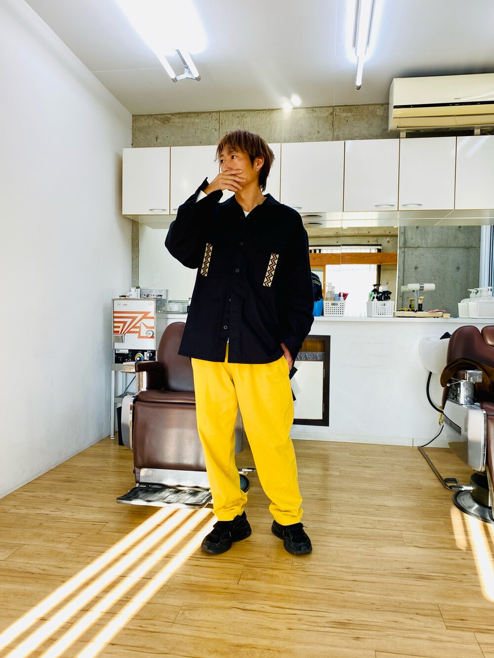 イエロー系のその他パンツ、グリーン系のシャツ/ブラウス、ブラック系のスニーカーを着用したメンズの冬コーディネートの2枚目の写真