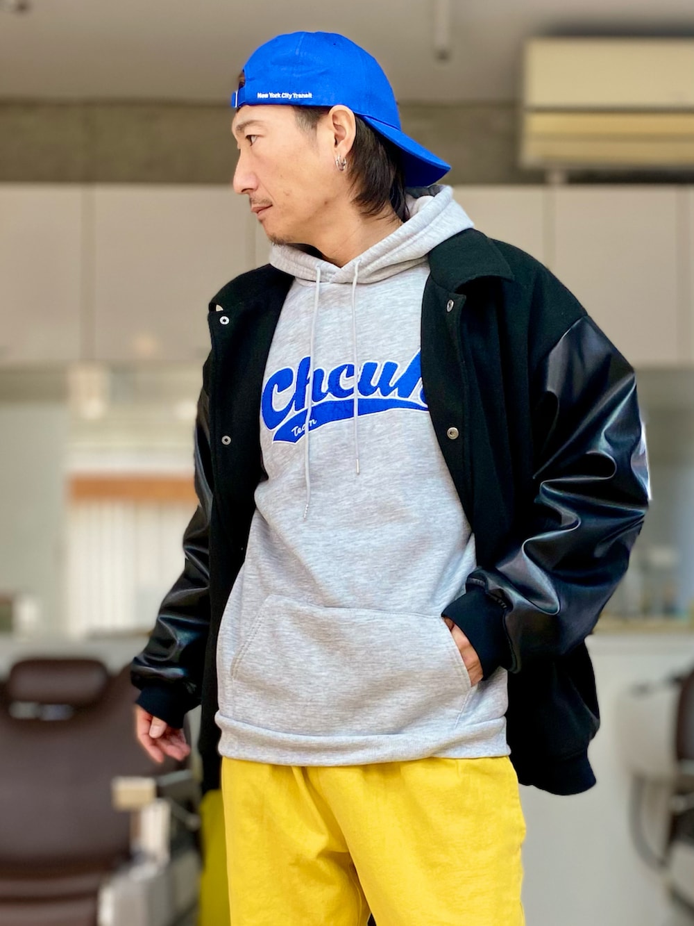 イエロー系のその他パンツ、ブラック系のスニーカー、ブラック系のスタジャンを着用したメンズの冬コーディネートの2枚目の写真