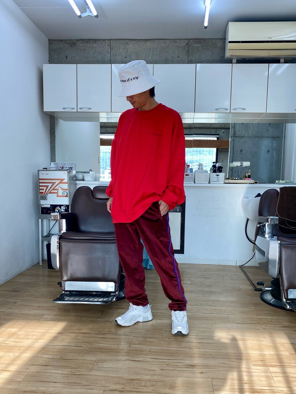 レッド系のその他パンツ、ホワイト系のスニーカー、レッド系のスウェットを着用したメンズの秋コーディネートの2枚目の写真