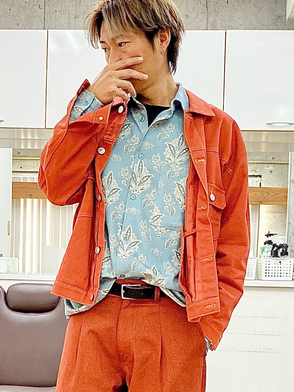 ブラウン系のその他パンツ、ブルー系のシャツ/ブラウス、オレンジ系のその他アウターを着用したメンズの秋コーディネートの2枚目の写真