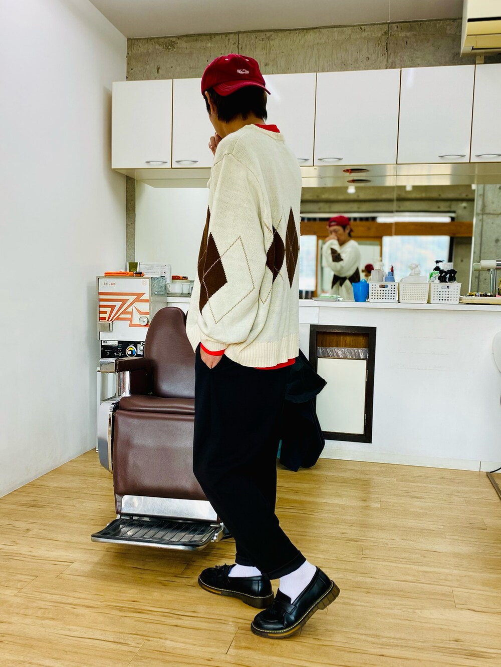 ブラック系のその他パンツ、ホワイト系のニット/セーター、ブラック系のローファーを着用したメンズの冬コーディネートの2枚目の写真