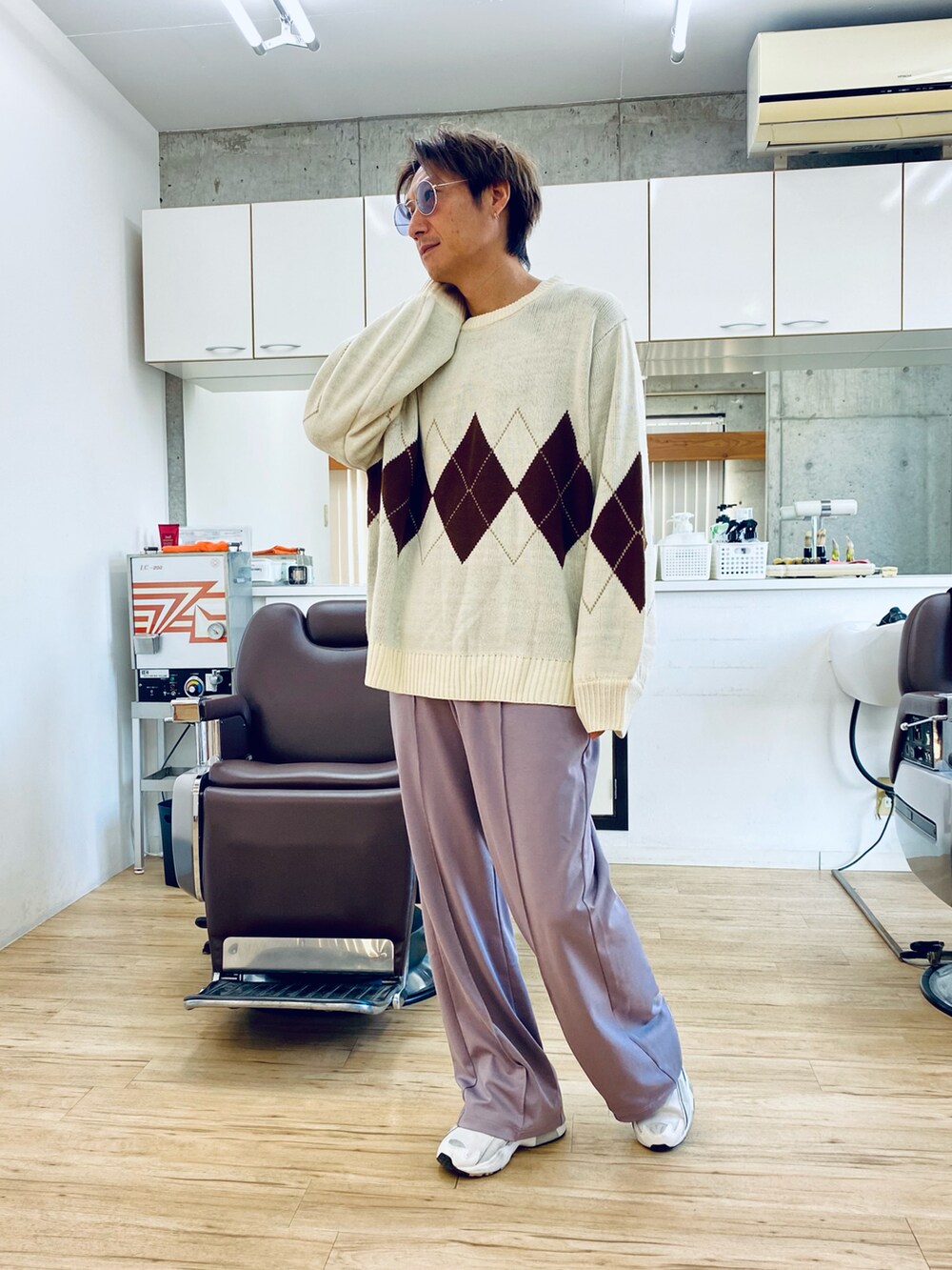 「秋のコーデ、大人カジュアル、メガネ男子、サングラス、アーガイル柄、セーター、ニット、スラックス、センタープレス、ベージュコーデ、おしゃれさんと繋がりたい、いいね、save、フォローお願いします🤑」｜「Adoon plainの【Adoon plain】アーガイルセーター（ニット/セーター、ホワイト系）」を使った、チョキさんさん（メンズ・170cm）の秋コーディネートの2枚目の写真