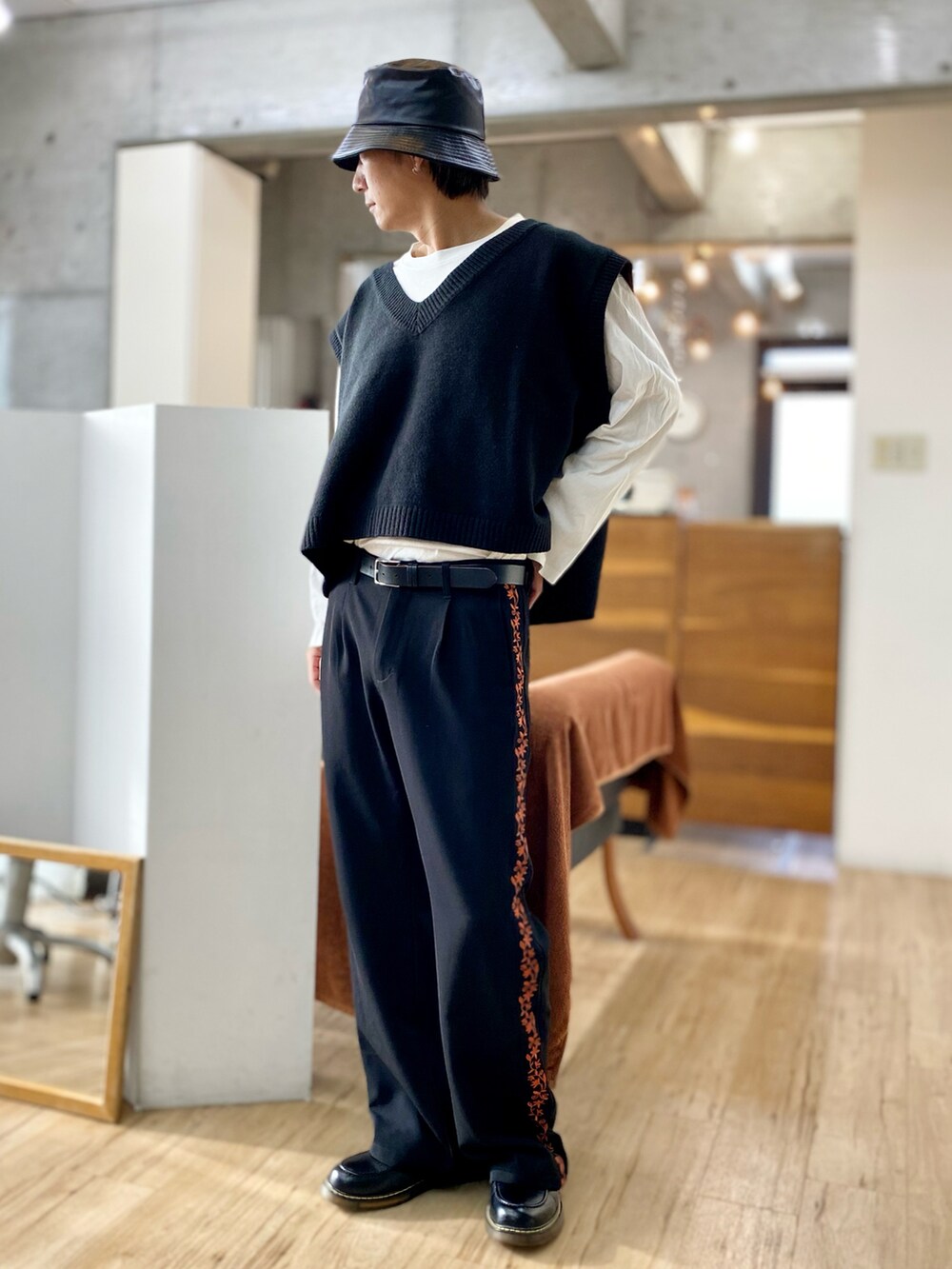 「ニット、レザー、ローファー、秋のコーデ、ベスト、ハット、モノトーン、フレアパンツ、モノトーンコーデ、ラインパンツ、おしゃれさんと繋がりたい、いいね、save、フォローお願いします🤑、バケットハット」|「BASQUE magentaの【BASQUE -enthusiastic design-】ビッグシルエット Vネック ニットベスト ベリーショート丈(無地/切替)(ベスト、ブラック系)」を使った、チョキさんさん(メンズ・170cm)の秋コーディネートの2枚目の写真