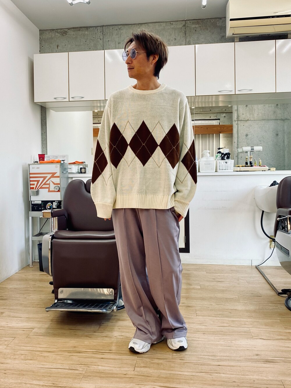 「秋のコーデ、大人カジュアル、メガネ男子、サングラス、アーガイル柄、セーター、ニット、スラックス、センタープレス、ベージュコーデ、おしゃれさんと繋がりたい、いいね、save、フォローお願いします🤑」｜「Adoon plainの【Adoon plain】アーガイルセーター（ニット/セーター、ホワイト系）」を使った、チョキさんさん（メンズ・170cm）の秋コーディネートの3枚目の写真