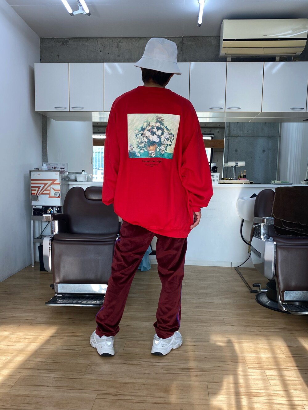 レッド系のその他パンツ、ホワイト系のスニーカー、レッド系のスウェットを着用したメンズの秋コーディネートの3枚目の写真