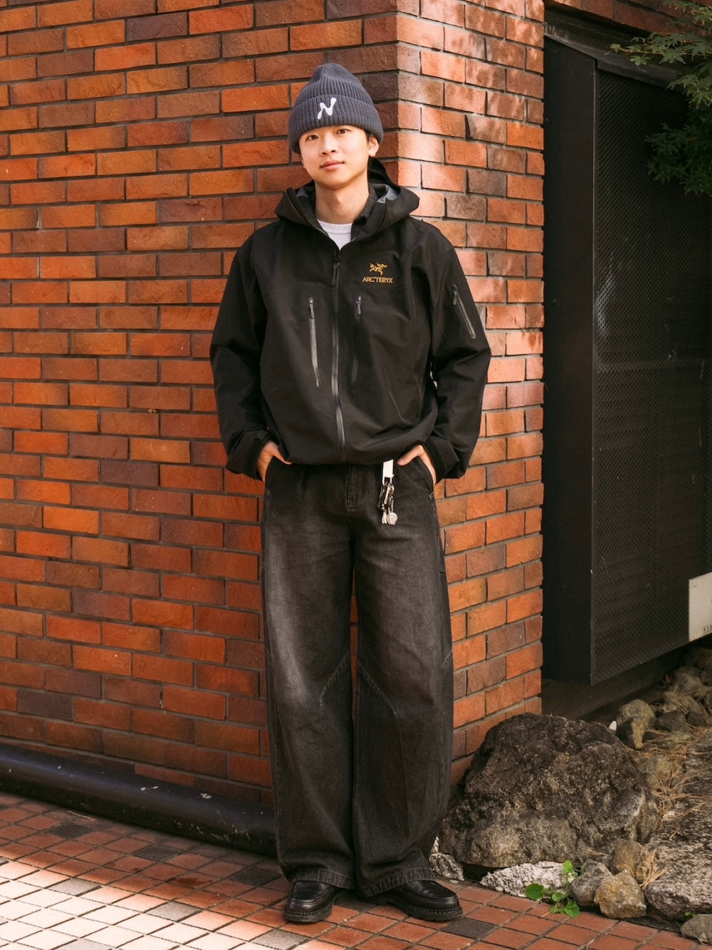 「お出かけコーデ、メンズファッション、アークテリクス、ビーニー、デニムパンツ」｜「Nanmo.のヴィンテージウォッシュワイドデニムパンツ（デニムパンツ、ブラック系）」を使った、Suzuさん（メンズ・181cm）の冬コーディネートの2枚目の写真