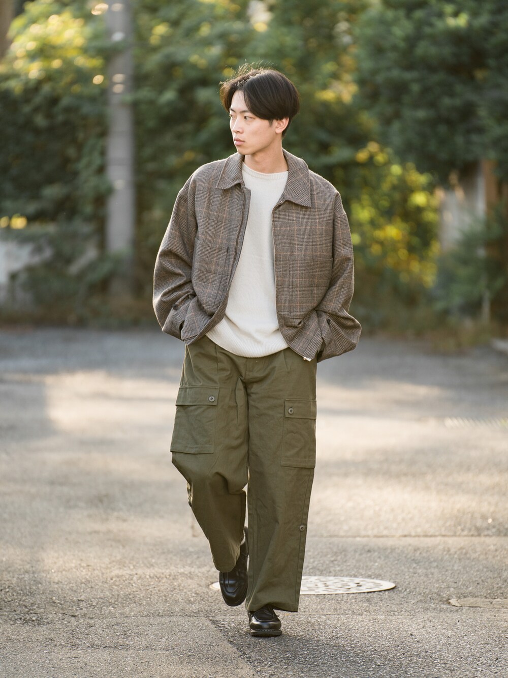 「ブルゾン、ニット、大人カジュアル、カーキ、革靴、アースカラー、ワークパンツ、リラックススタイル、軍パン、秋服、PR、秋冬コーデ、broken base」|「steinのアイテム(ブルゾン、ブラウン系)」を使った、Suzuさん(メンズ・181cm)の秋コーディネートの2枚目の写真
