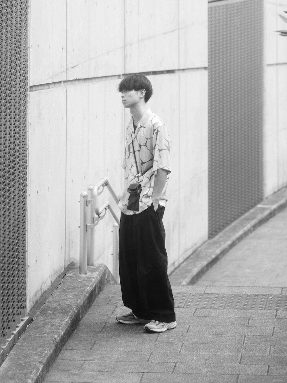 「夏コーデ、カジュアルコーデ、オトナカジュアル、シンプル、柄シャツ、ワイドパンツ、ニューバランス、レザーバッグ、シルバーアクセサリー」｜「NEW BALANCEのアイテム（スニーカー、グレー系）」を使った、Suzuさん（メンズ・181cm）の夏コーディネートの2枚目の写真