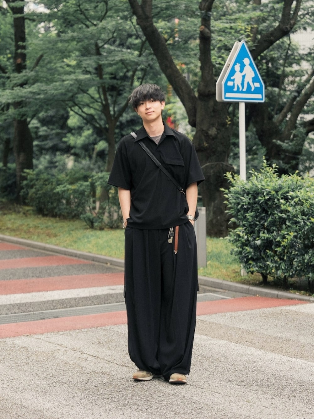 シルバー系のネックレス、ホワイト系のソックス/靴下を着用したメンズの春コーディネートの2枚目の写真