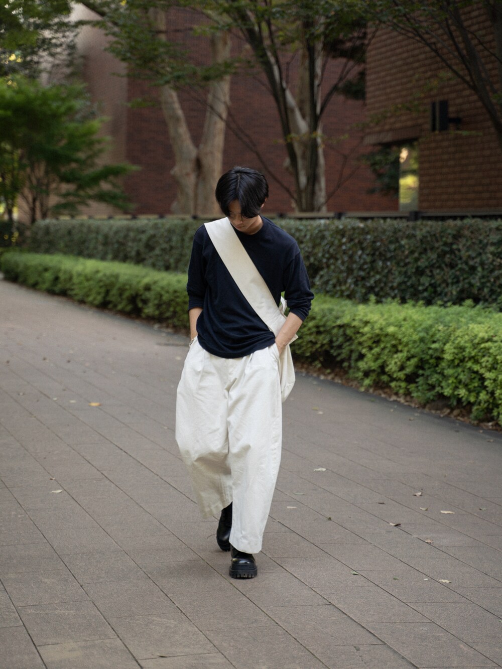 「秋のコーデ、ロンT、大人カジュアル、ショルダーバッグ、ネイビー、ブーツ」｜「STUDIO NICHOLSONの＜STUDIO NICHOLSON（スタジオ ニコルソン）＞BEN PANTS（その他パンツ、ホワイト系）」を使った、Suzuさん（メンズ・181cm）の秋コーディネートの3枚目の写真