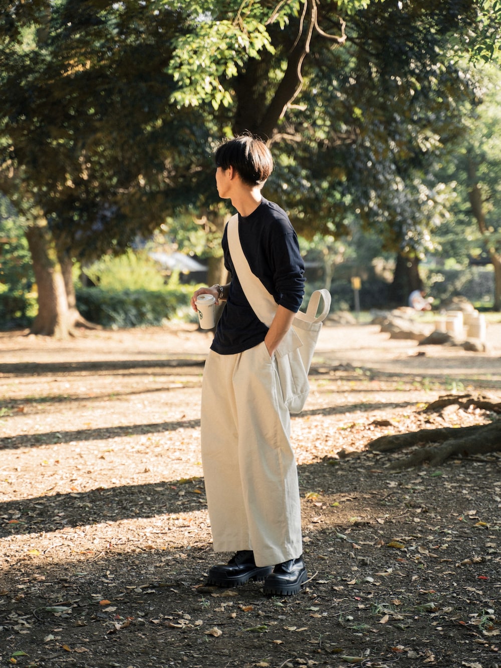 「秋のコーデ、ロンT、大人カジュアル、ショルダーバッグ、ネイビー、ブーツ」｜「STUDIO NICHOLSONの＜STUDIO NICHOLSON（スタジオ ニコルソン）＞BEN PANTS（その他パンツ、ホワイト系）」を使った、Suzuさん（メンズ・181cm）の秋コーディネートの2枚目の写真