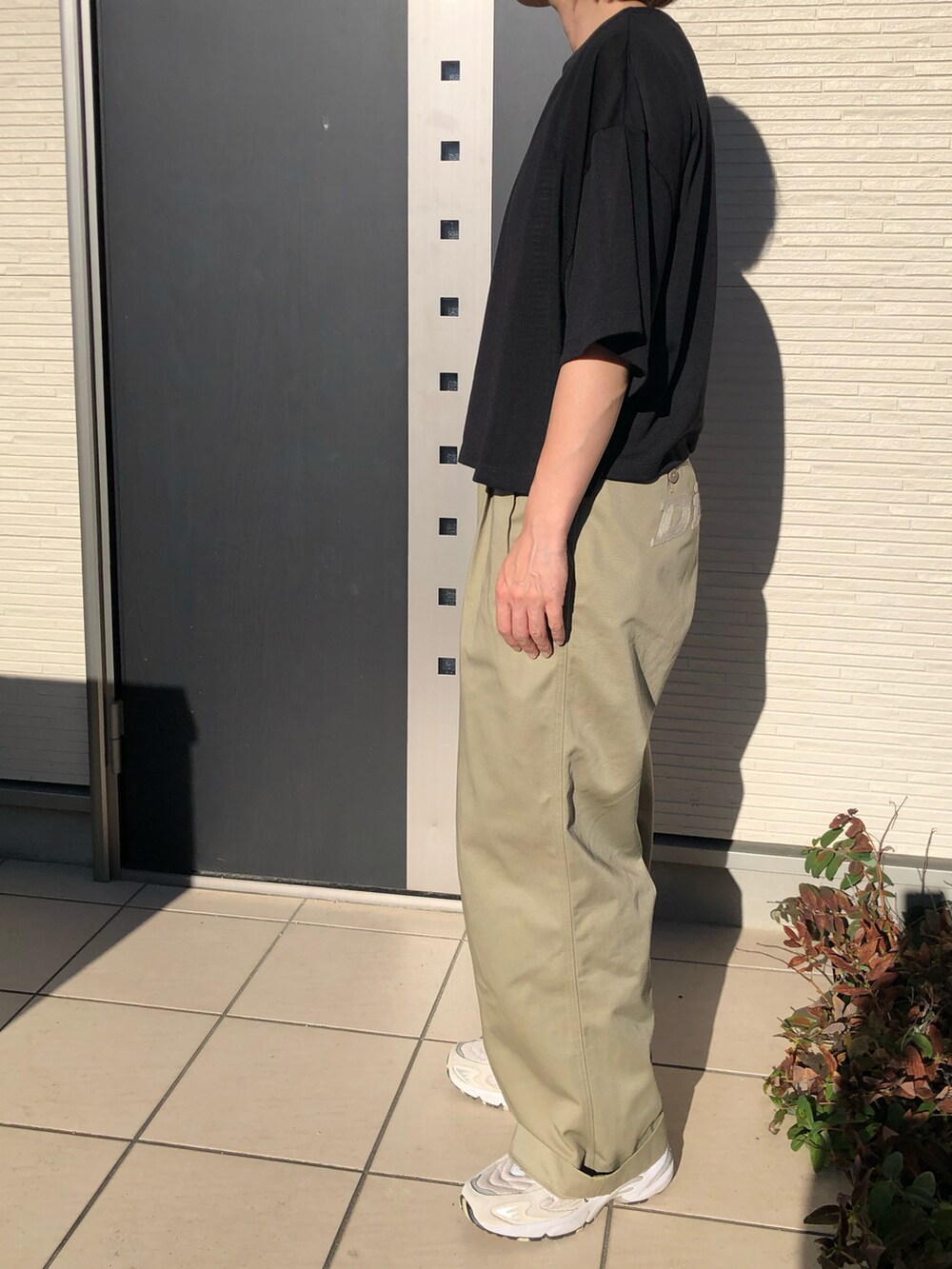 「夏服コーデ、カジュアルコーデ、スニーカー、シアートップス、サスティナブル、着回しコーデ、チノパン、ラクチンコーデ、クロップドトップス、earthy」｜「earthyのシアークロップドトップス（Tシャツ/カットソー、ブラック系）」を使った、maco..さん（レディース・160cm）の夏コーディネートの2枚目の写真