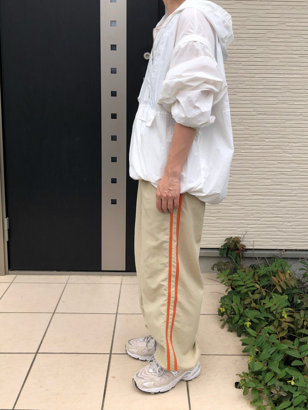 ベージュ系のその他パンツ、ベージュ系のスニーカー、ブラック系のタンクトップを着用したレディースの夏コーディネートの2枚目の写真