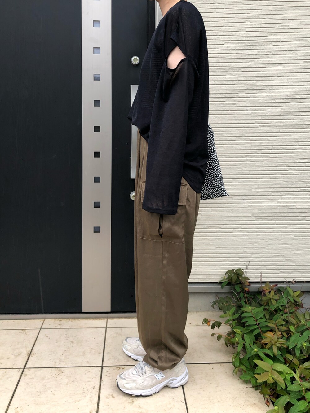 ブラック系のTシャツ/カットソー、ベージュ系のスニーカーを着用したレディースの春コーディネートの2枚目の写真