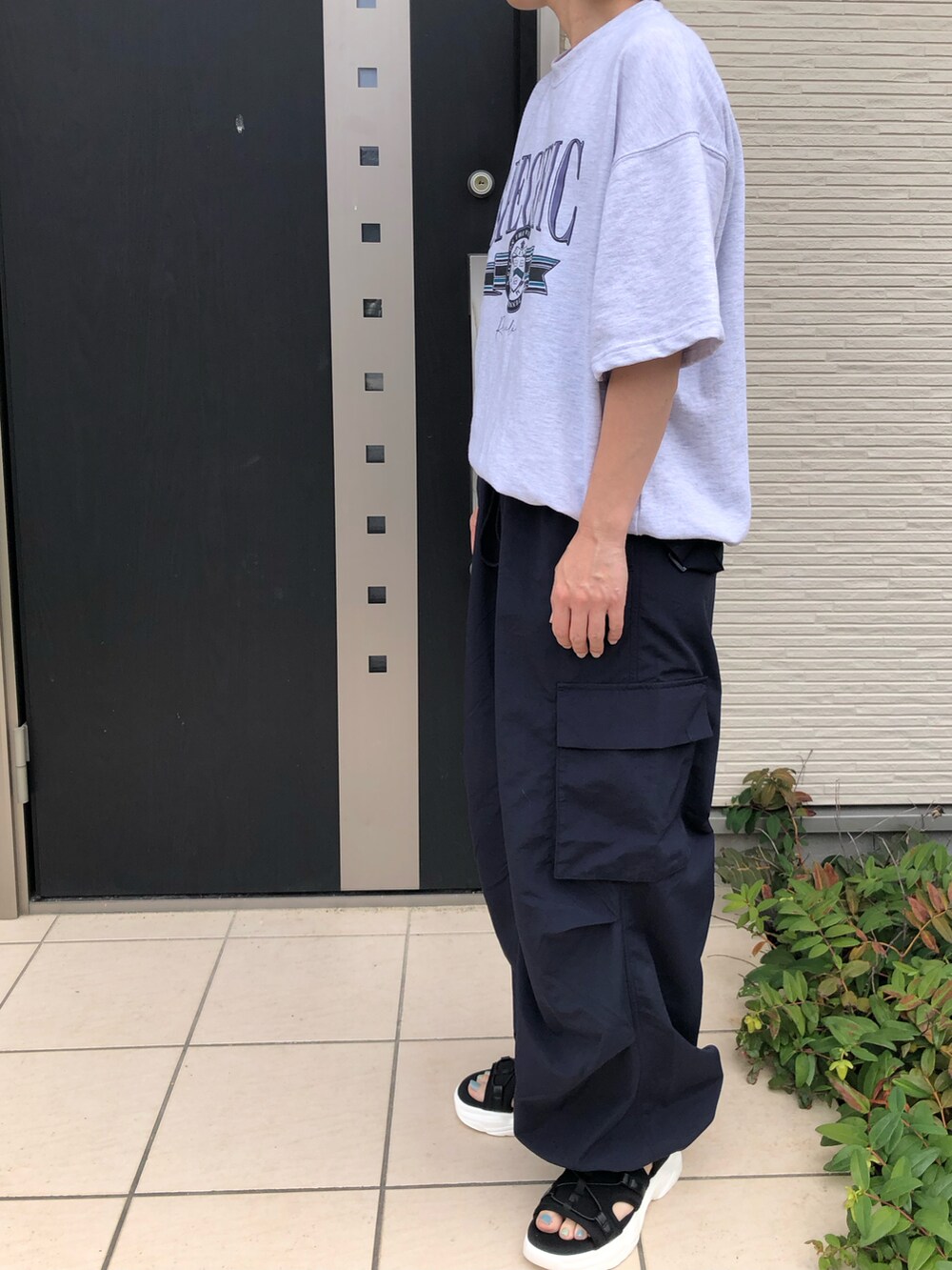 ブルー系のその他パンツを着用したレディースの夏コーディネートの2枚目の写真