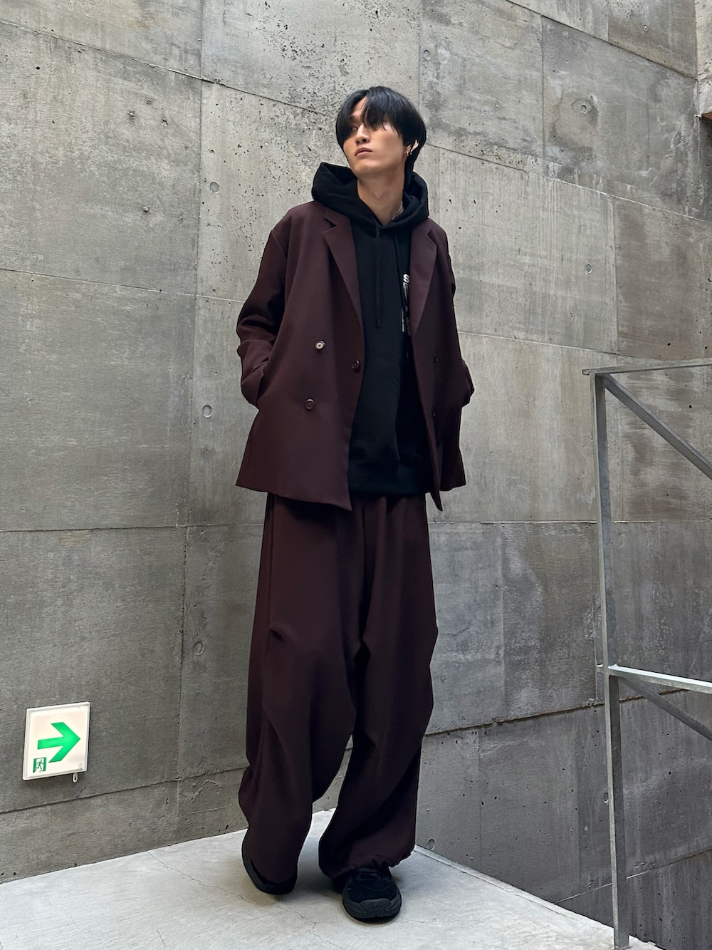 ブラック系のスニーカー、ブラウン系のテーラードジャケット、ブラウン系のその他パンツを着用したメンズの秋コーディネートの4枚目の写真