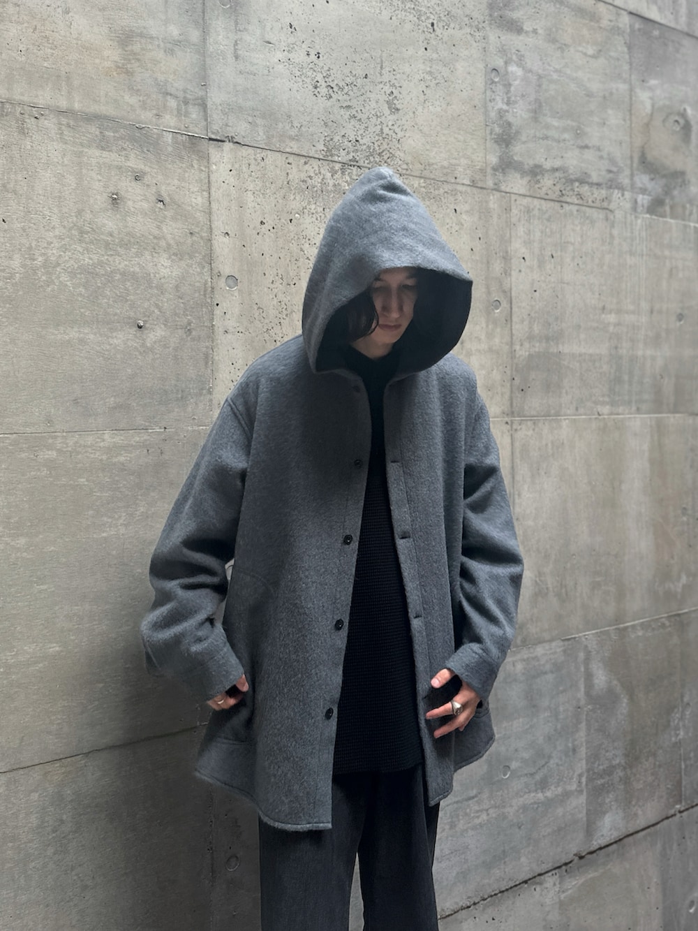 グレー系のその他アウター、ブラック系のTシャツ/カットソー、その他のその他を着用したメンズの秋コーディネートの2枚目の写真