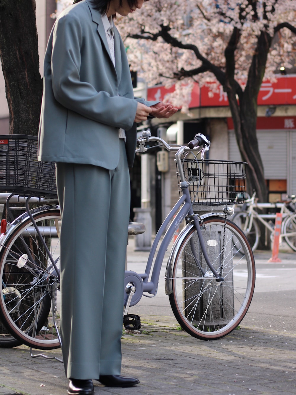 ホワイト系のシャツ/ブラウス、グリーン系のテーラードジャケット、グリーン系のスラックスを着用したメンズの春コーディネートの2枚目の写真