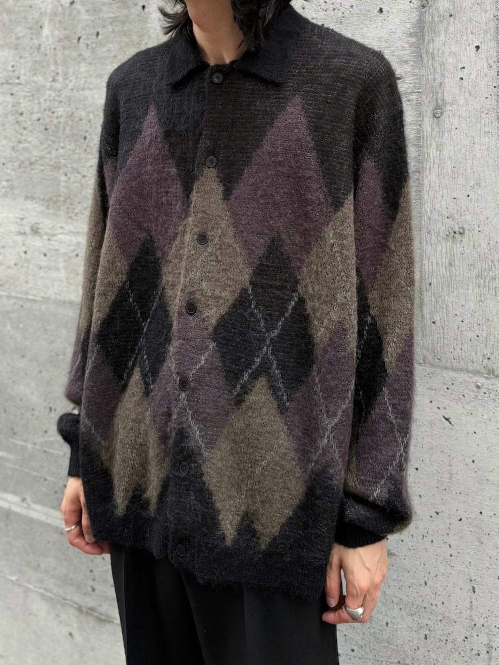 ブラック系のスラックス、ブラック系のニット/セーター、その他のその他を着用したメンズの秋コーディネートの2枚目の写真