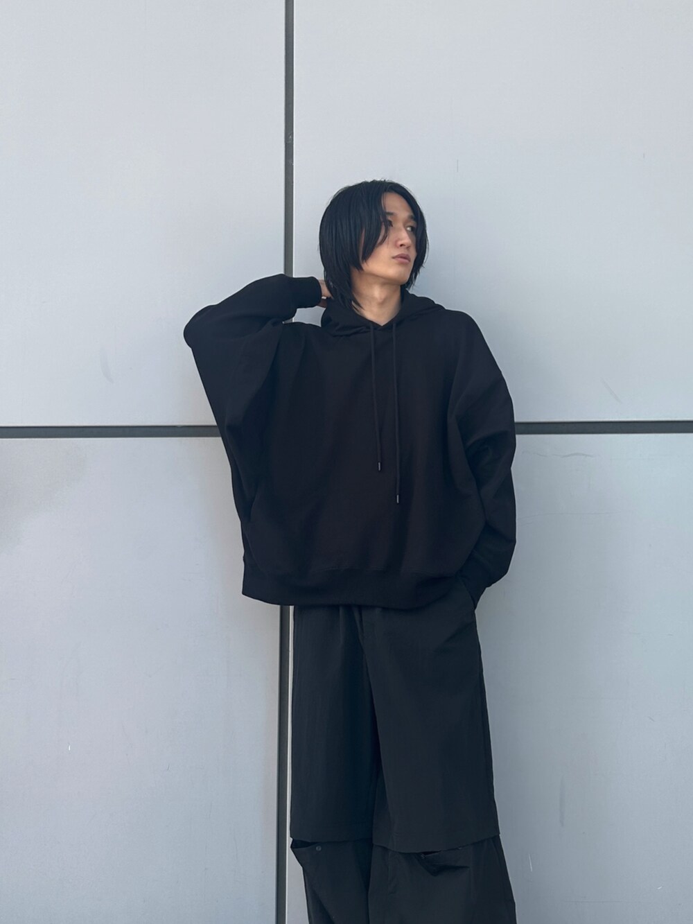 ブラック系のその他パンツ、ブラック系のデニムジャケット、ブラック系のパーカーを着用したメンズの春コーディネートの3枚目の写真