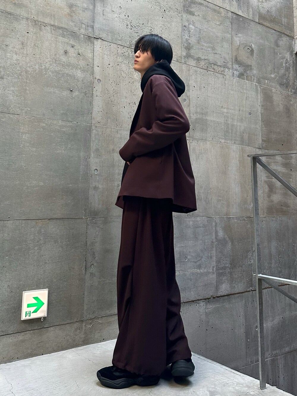 ブラック系のスニーカー、ブラウン系のテーラードジャケット、ブラウン系のその他パンツを着用したメンズの秋コーディネートの3枚目の写真