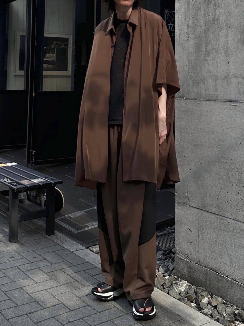 ブラック系のTシャツ/カットソー、ブラック系のシャツ/ブラウス、ブラウン系のその他パンツを着用したメンズの春コーディネートの4枚目の写真