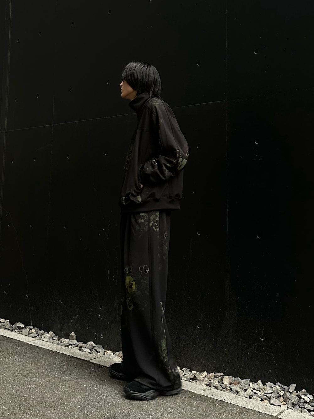 ブラック系のスニーカー、ブラック系のジャージ、ブラック系のスウェットパンツを着用したメンズの春コーディネートの2枚目の写真